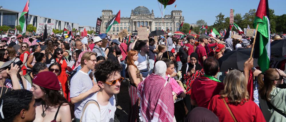 Tausende protestieren in Berlin gegen das israelische Vorgehen im Gazastreifen.