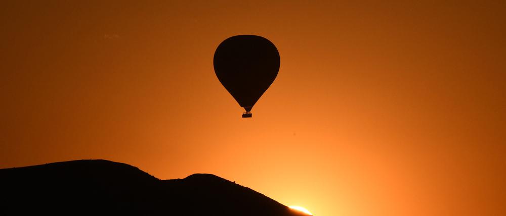 ARCHIV - 18.07.2021, Türkei, Cappadocia: In der Türkei sind zwei Heißluftballons abgestürzt  (zu dpa: «Heißluftballons in Türkei abgestürzt - Ein Toter») Foto: Mustafa Kaya/XinHua/dpa +++ dpa-Bildfunk +++