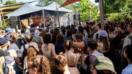 21.06.2025, Berlin: Menschen hören bei der Fête de la Musique am Holzmarkt der Künstlerin Gotopo zu. Seit der ersten Fête de la Musique 1982 in Frankreich hat sie sich international etabliert. Foto: Fabian Sommer/dpa +++ dpa-Bildfunk +++