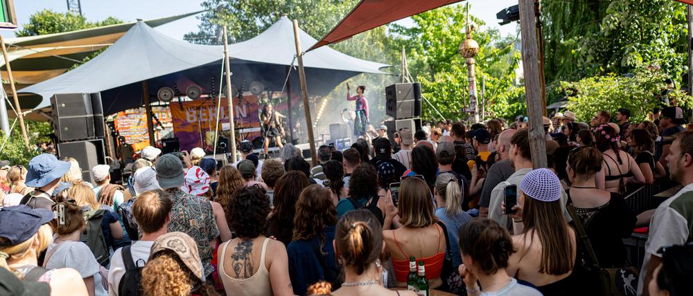 21.06.2025, Berlin: Menschen hören bei der Fête de la Musique am Holzmarkt der Künstlerin Gotopo zu. Seit der ersten Fête de la Musique 1982 in Frankreich hat sie sich international etabliert. Foto: Fabian Sommer/dpa +++ dpa-Bildfunk +++