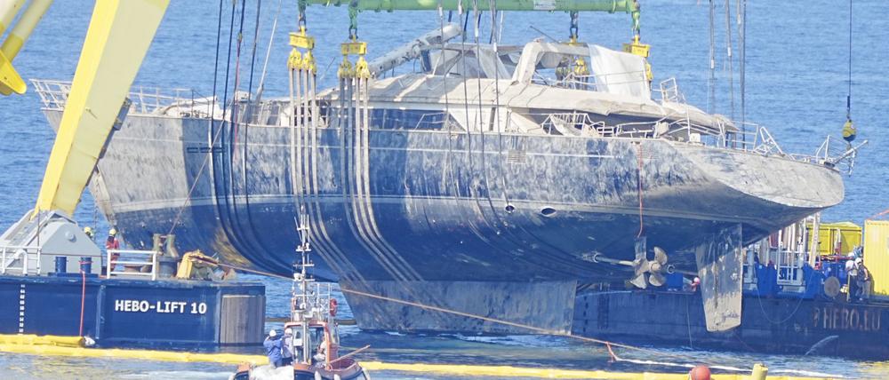Nach zehn Monaten wurde die Luxusyacht komplett aus dem Wasser gehoben.
