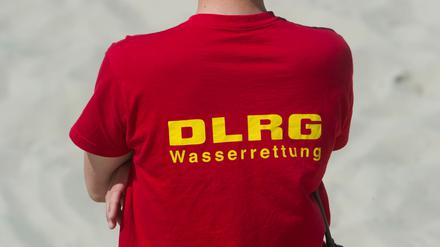 Ein Rettungsschwimmer der DRLG rettete am Samstagnachmittag zwei Menschen vor dem Ertrinken. (Symbolfoto) 