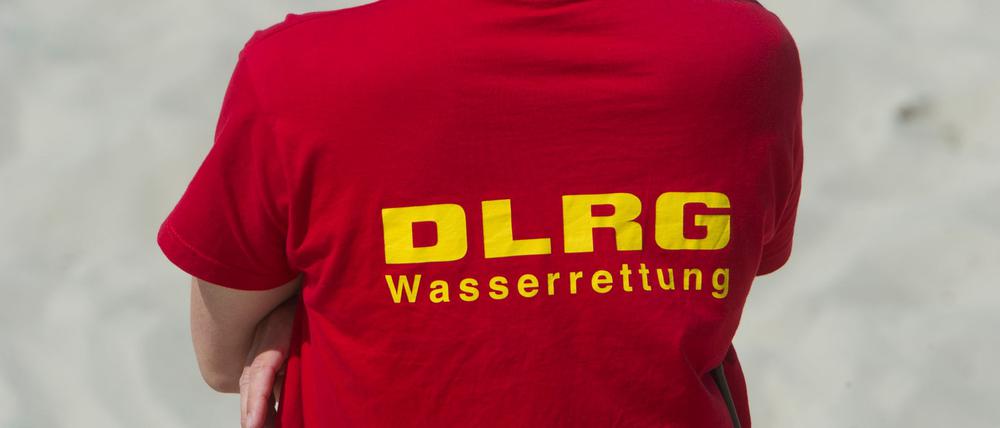 Ein Rettungsschwimmer der DRLG rettete am Samstagnachmittag zwei Menschen vor dem Ertrinken. (Symbolfoto)