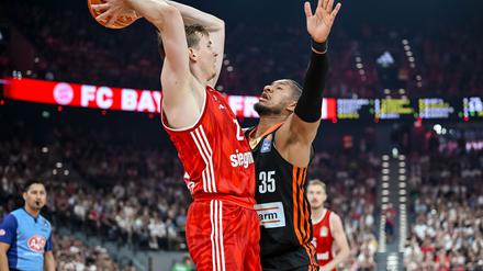 Der FC Bayern München um Justus Hollatz (l) und Ratiopharm Ulm mit Karim Jallow lieferten sich eine packende dritte Final-Partie.