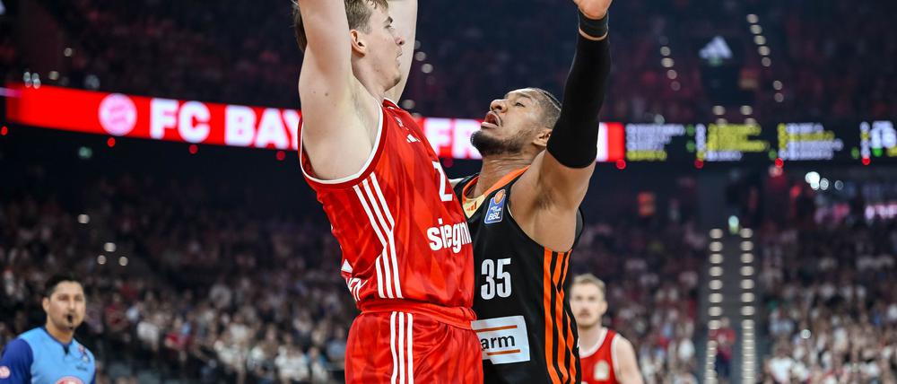 Der FC Bayern München um Justus Hollatz (l) und Ratiopharm Ulm mit Karim Jallow lieferten sich eine packende dritte Final-Partie.