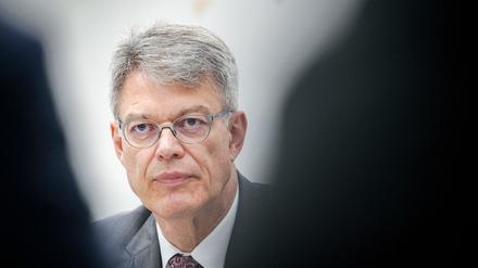 Der neue Verkehrsminister ist mit der Leistung der Deutschen Bahn unzufrieden.