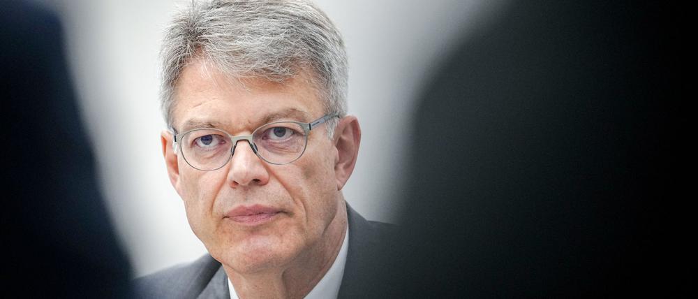 Der neue Verkehrsminister ist mit der Leistung der Deutschen Bahn unzufrieden.