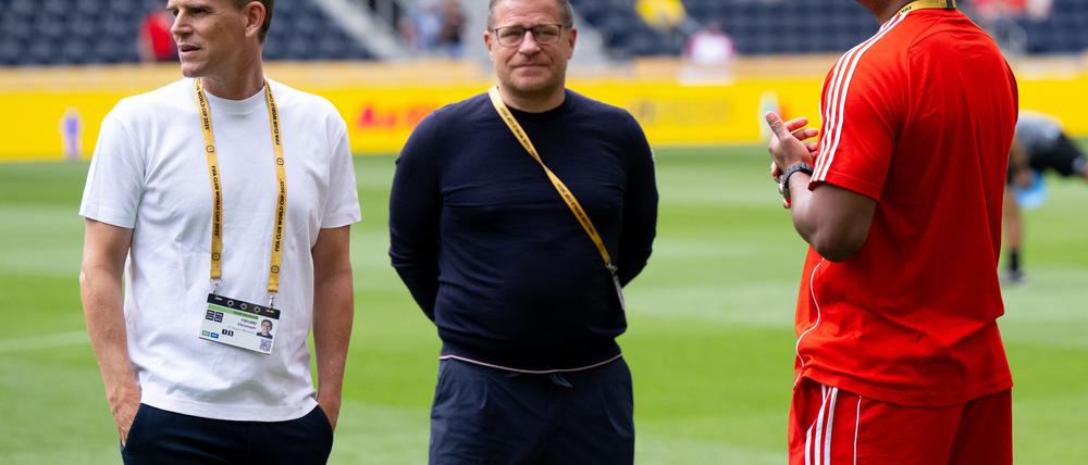 Beim ersten WM-Spiel waren Sportdirektor Christoph Freund (l) und Sportvorstand Max Eberl in den USA noch vereint. Rechts Trainer Vincent Kompany.