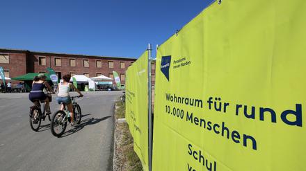 Radfahrerinnen steuern auf eine Baustelle in Krampnitz zu.