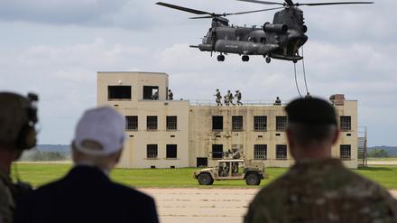US-Präsident Donald Trump (l) beobachtet eine Übung eines Spezialeinsatzkommandos in Fort Bragg. 