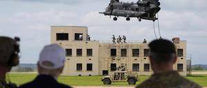 US-Präsident Donald Trump (l) beobachtet eine Übung eines Spezialeinsatzkommandos in Fort Bragg. 