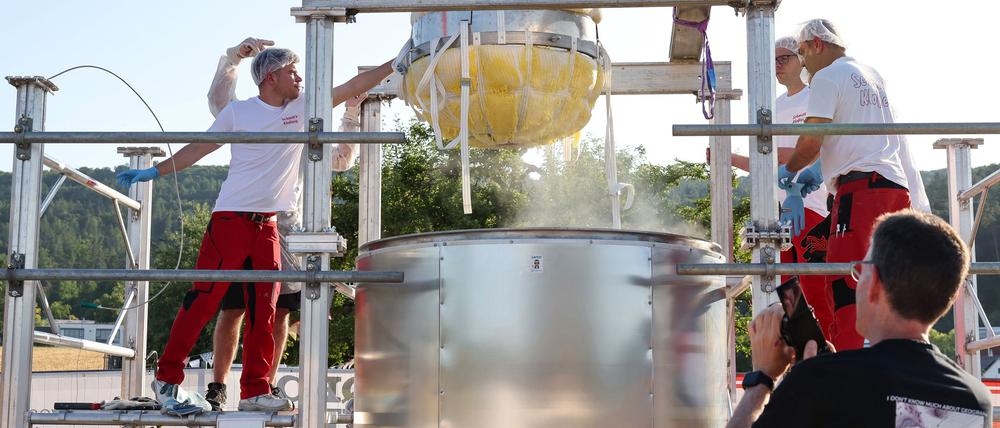 Bei ihrem 700-Jahr-Jubiläum haben die Einwohner von Wombach in Unterfranken einen rund 465 Kilo schweren Kartoffelkloß hergestellt.