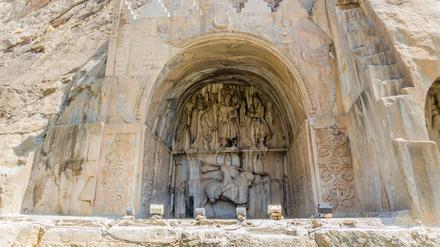 Gefährdet durch Erschütterungen. Die Reliefs von Taq-e Bostan in der Nähe von Kermanshah, Iran