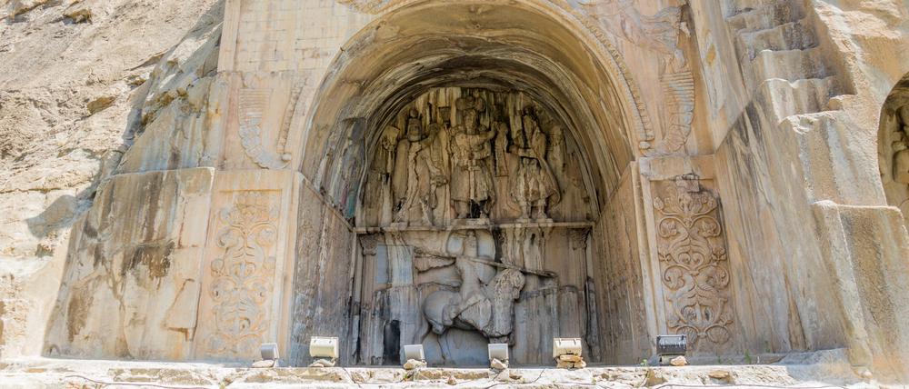 Gefährdet durch Erschütterungen. Die Reliefs von Taq-e Bostan in der Nähe von Kermanshah, Iran