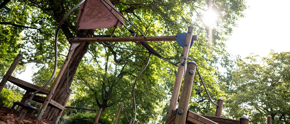 Plötzlich fiel auf dem Kinderspielplatz ein Ast herunter, ein 39-Jähriger wurde erschlagen. (Symbolbild)
