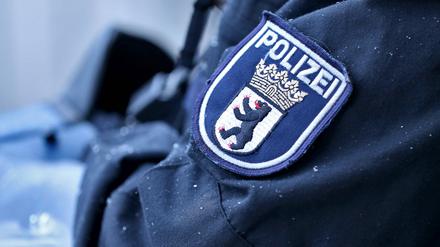 Logo der Berliner Polizei mit Schriftzug in Nahaufnahme.
