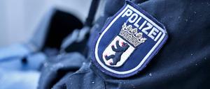 Logo der Berliner Polizei mit Schriftzug in Nahaufnahme.