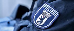 Logo der Berliner Polizei mit Schriftzug in Nahaufnahme.