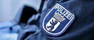 Logo der Berliner Polizei mit Schriftzug in Nahaufnahme.