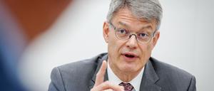 Patrick Schnieder (CDU), Bundesminister für Verkehr, spricht in einem Interview mit Journalisten der Deutschen Presse-Agentur. 