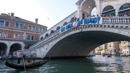 Demonstranten zeigen ein Transparent mit der Aufschrift „Kein Platz für Bezos“ auf der Rialto-Brücke während einer Demonstration gegen die bevorstehende Hochzeit von Amazon-Gründer Jeff Bezos mit Lauren Sanchez