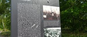 Beschädigte Gedenkstelen im Geschichtspark Falkensee.