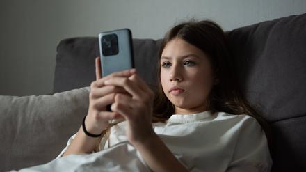 Daddeln bis der (Augen-)Arzt kommt: Das ständige Starren aufs nahe Smartphone kann Kurzsichtigkeit verstärken. 