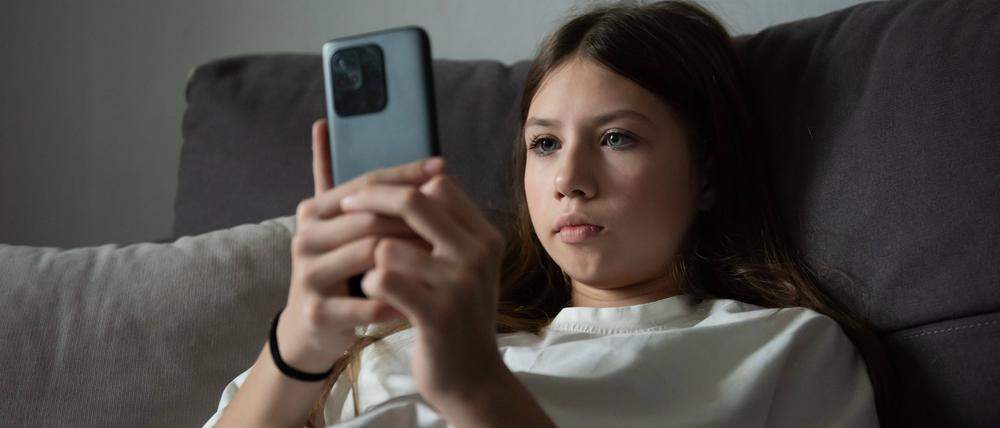 Daddeln bis der (Augen-)Arzt kommt: Das ständige Starren aufs nahe Smartphone kann Kurzsichtigkeit verstärken. 