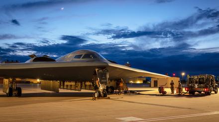 Ein B-2-Bomber der U.S. Air Force wird in Missouri betankt. 