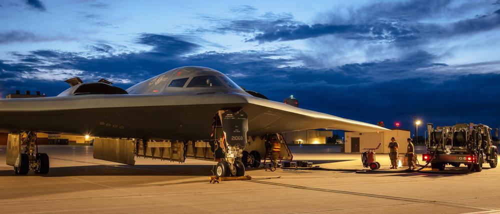Ein B-2-Bomber der U.S. Air Force wird in Missouri betankt.
