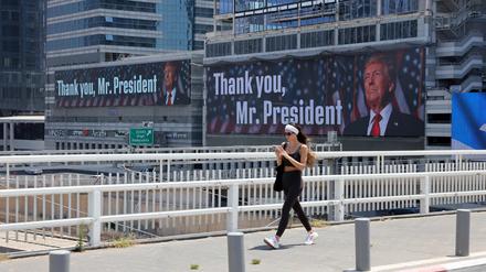 Auf riesengroßen Bannern in Tel Aviv wird US-Präsident Donald Trump für seinen Einsatz im Iran gelobt.