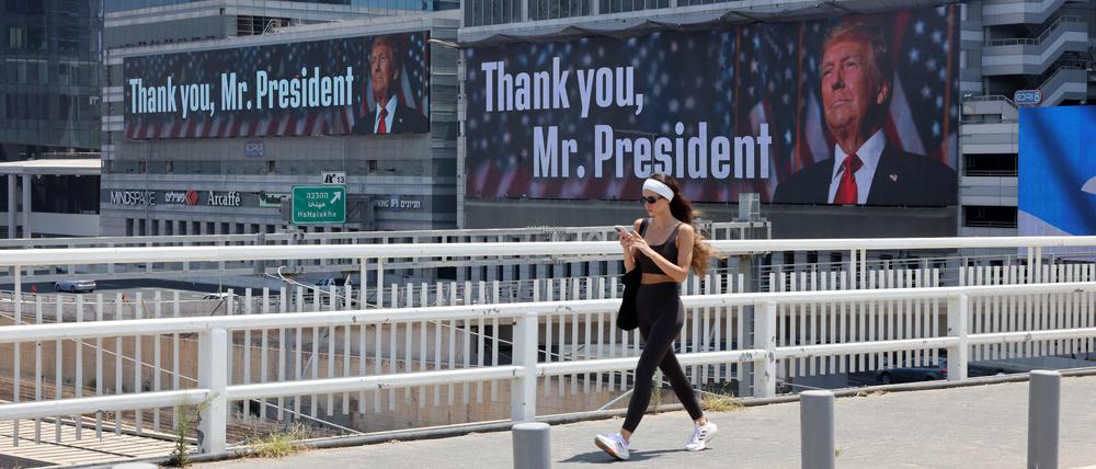 Auf riesengroßen Bannern in Tel Aviv wird US-Präsident Donald Trump für seinen Einsatz im Iran gelobt.