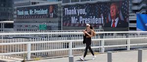 Auf riesengroßen Bannern in Tel Aviv wird US-Präsident Donald Trump für seinen Einsatz im Iran gelobt.