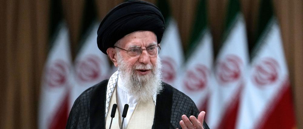 Irans Religionsführer Ajatollah Ali Chamenei spricht bei der Stimmabgabe für die Präsidentschaftsstichwahl.