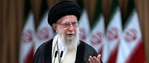 Irans Religionsführer Ajatollah Ali Chamenei spricht bei der Stimmabgabe für die Präsidentschaftsstichwahl.  