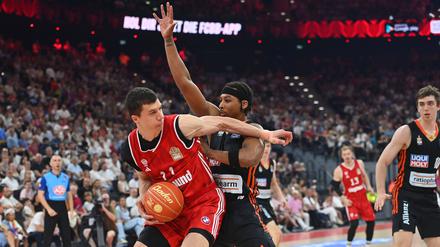 Ulms Basketballer (r.) sind in der Serie gegen Bayern obenauf.