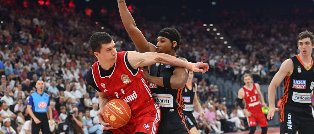Ulms Basketballer (r.) sind in der Serie gegen Bayern obenauf.