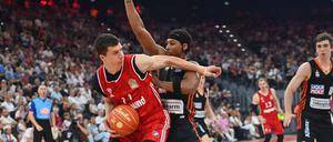 Ulms Basketballer (r.) sind in der Serie gegen Bayern obenauf.