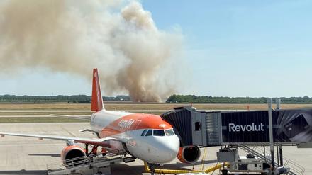 Ein Brand auf einem Getreidefeld ganz in der Nähe des Flughafens BER erzeugt auch bei Fluggästen Aufmerksamkeit. 