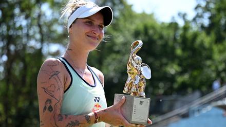 Marketa Vondrousova mit dem neu gefertigten Siegerpokal der Berlin Tennis Open.