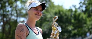 Marketa Vondrousova mit dem neu gefertigten Siegerpokal der Berlin Tennis Open.