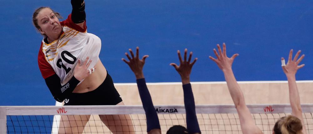 Die deutschen Volleyballerinnen um Diagonalangreiferin Lena Kindermann (l) mussten sich den Niederlanden geschlagen geben.
