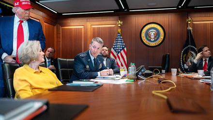US-Präsident Donald Trump mit Kabinettsmitgliedern im „Situation Room“ des Weißen Hauses.