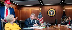 US-Präsident Donald Trump mit Kabinettsmitgliedern im „Situation Room“ des Weißen Hauses.