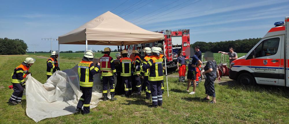 Drei Jungen sitzen bei großer Hitze im Auto und kommen nicht heraus. Die Feuerwehr zerstört schließlich eine Scheibe.
