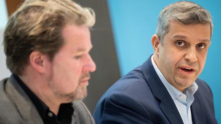 Raed Saleh (r), Vorsitzender der SPD-Fraktion im Abgeordnetenhaus von Berlin, spricht während eines Pressegesprächs neben Dirk Stettner, Vorsitzender der CDU-Fraktion im Abgeordnetenhaus von Berlin.