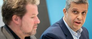 Raed Saleh (r), Vorsitzender der SPD-Fraktion im Abgeordnetenhaus von Berlin, spricht während eines Pressegesprächs neben Dirk Stettner, Vorsitzender der CDU-Fraktion im Abgeordnetenhaus von Berlin.