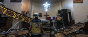 Rettungskräfte in der syrischen Kirche