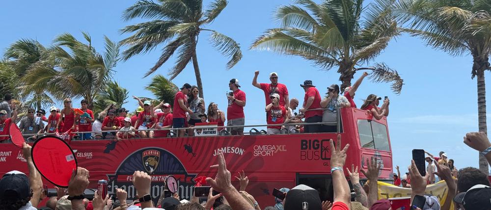 Die Florida Panthers feiern am Strand von Fort Lauderdale den Stanley-Cup-Sieg.