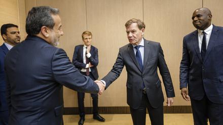 Deutschlands Außenminister Johann Wadephul (M.) im Gespräch mit dem iranischen Außenminister Abbas Araghtschi (l.) am Freitag in Genf